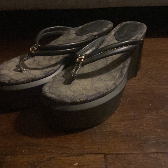 Coach Leather Platform Flipflop sandals with gold tone - Picture 4 of 4